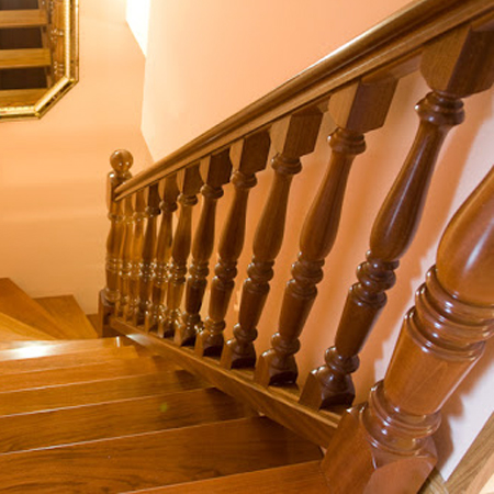 Escalera de madera sapelly